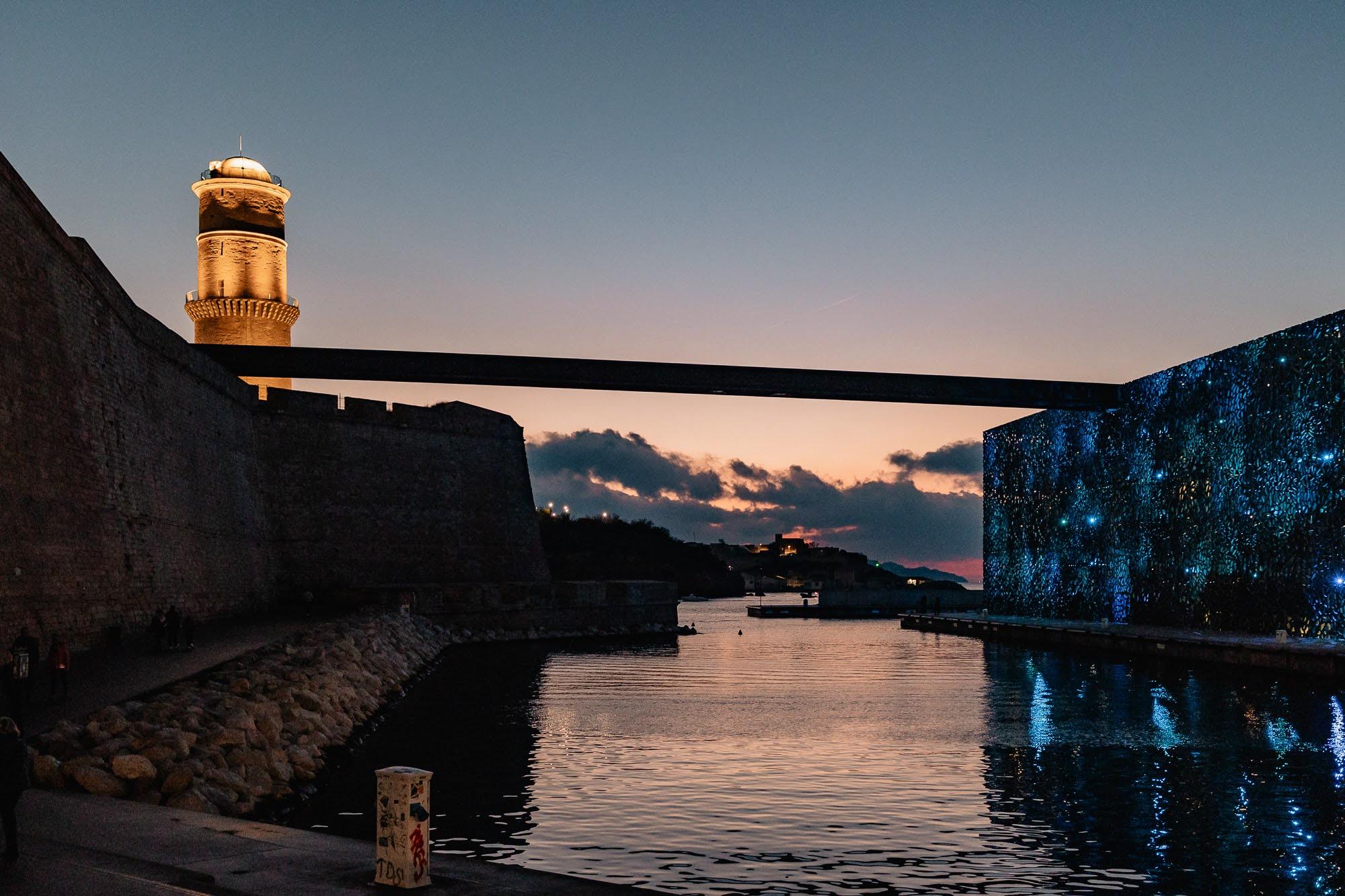 Musée du MUCEM à Marseille et fort Saint-Jean à la tombée de la nuit