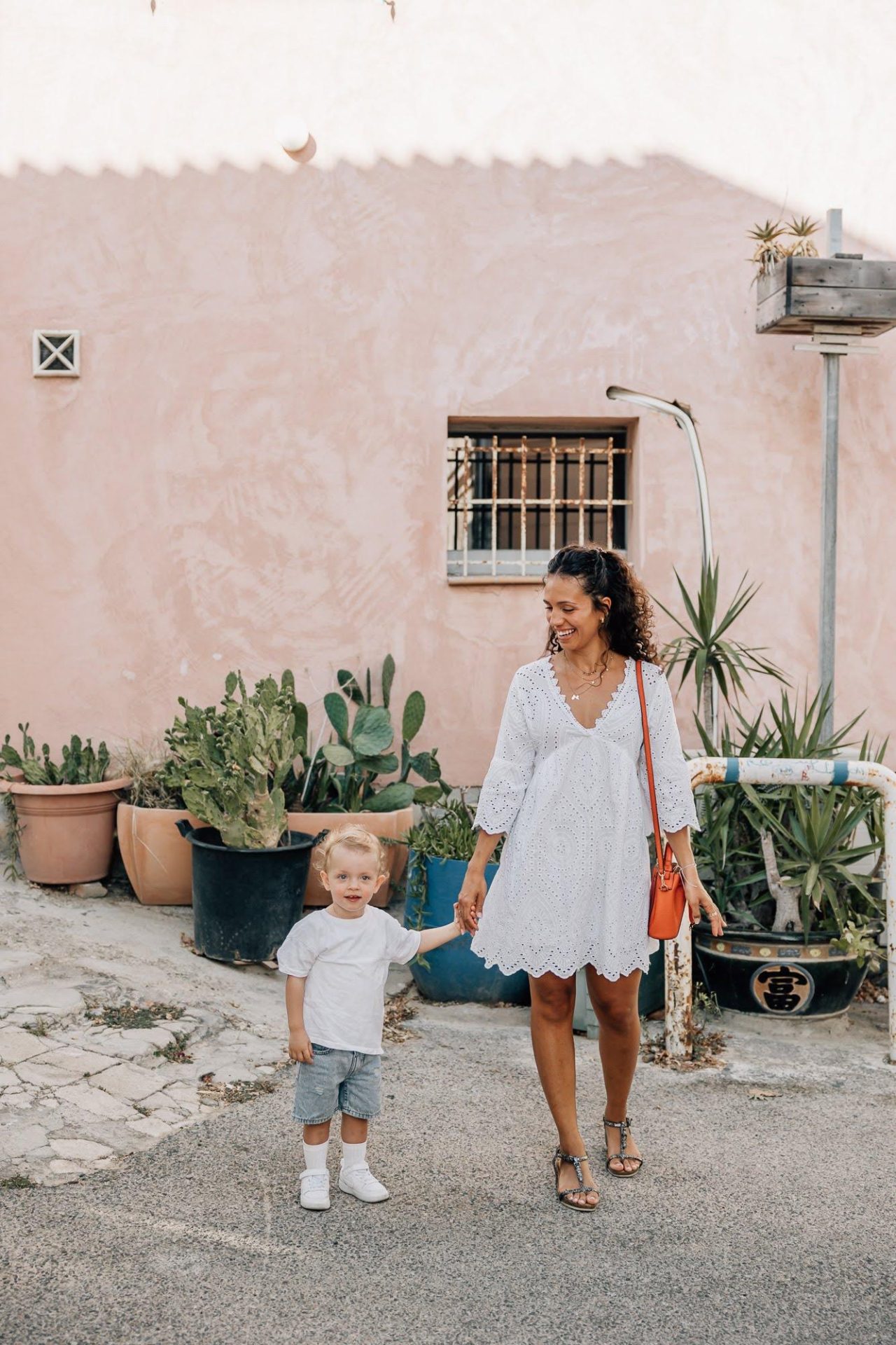 grande soeur se promène dans les ruelles de Malmousque avec son petit frère lors d'un shooting photo à Marseille