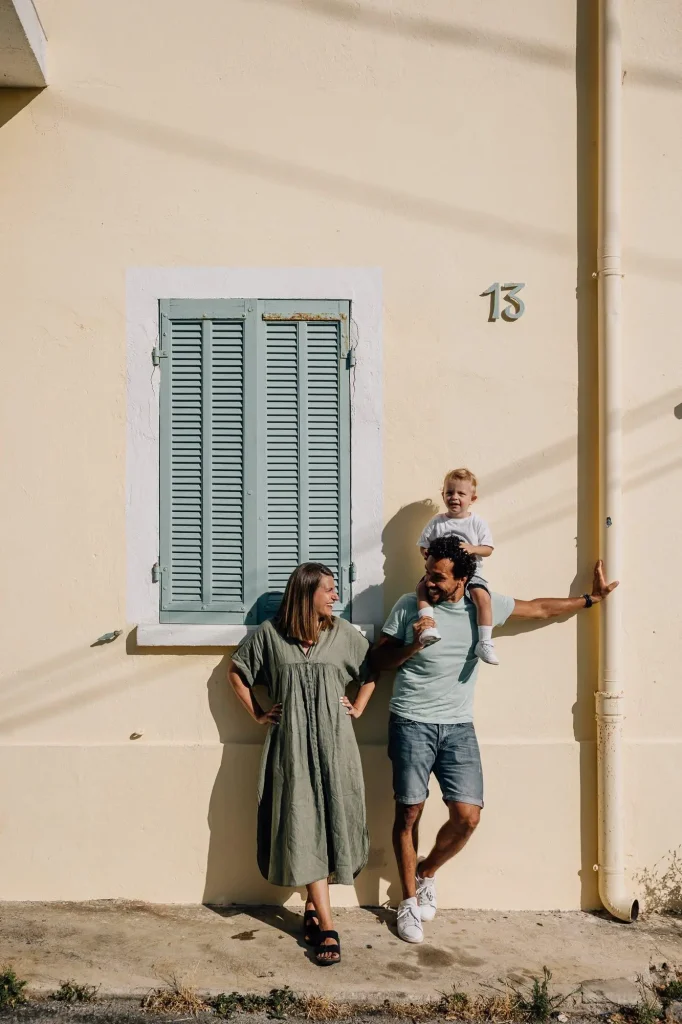 Famille devant façade pastel à Malmousque à Marseille – séance photo en ville