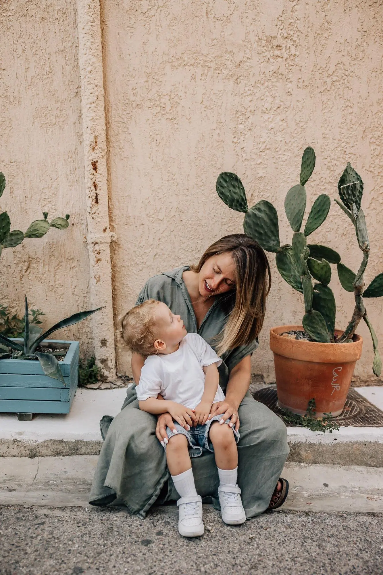 Maman et bébé devant cactus – séance photo famille en extérieur à Malmousque à Marseille