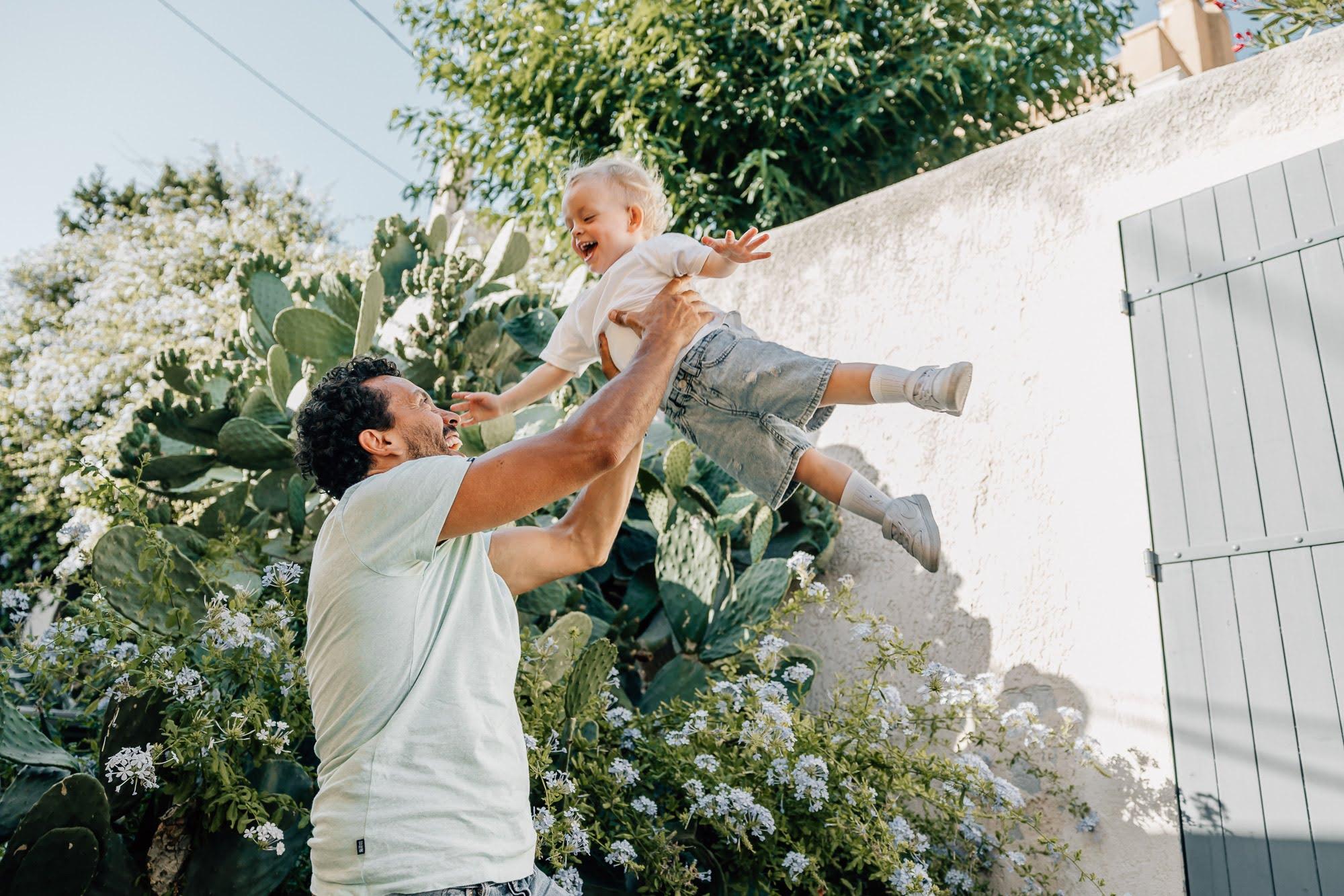 papa lance son fils dans les airs dans les ruelles de Malmousque lors d'un shooting photo à Marseille