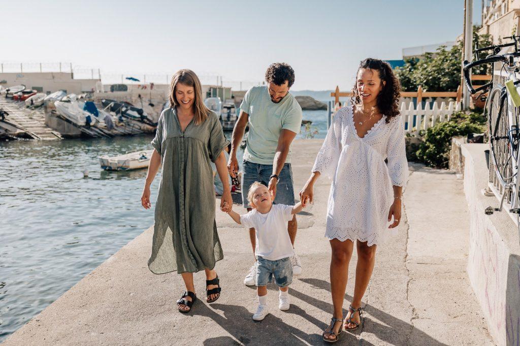 famille se baladant dans le port de Malmousque lors d'une séance photo lifestyle à Marseille