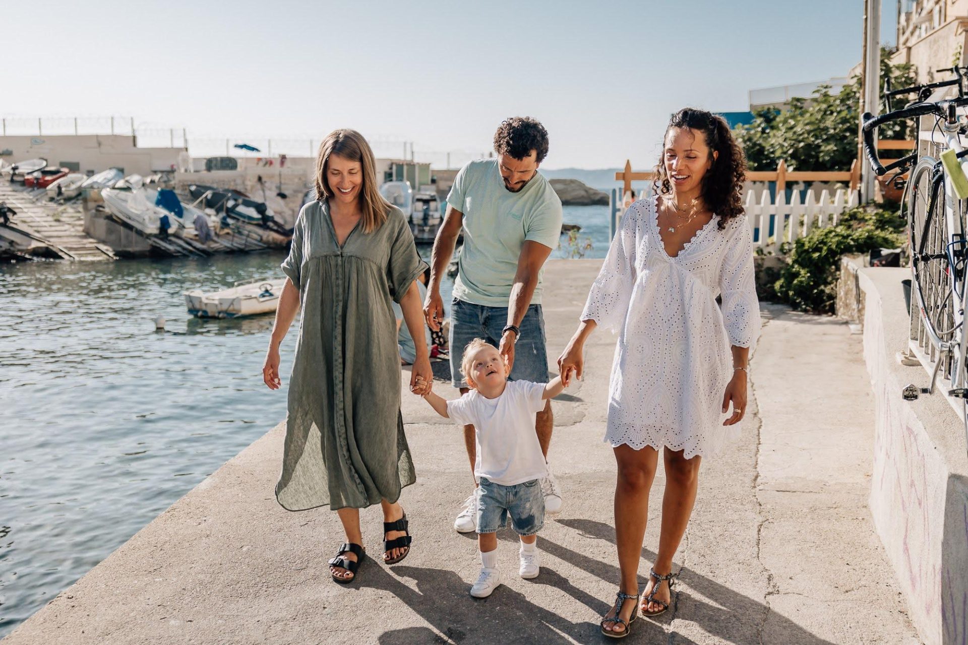 famille se baladant dans le port de Malmousque lors d'une séance photo lifestyle à Marseille