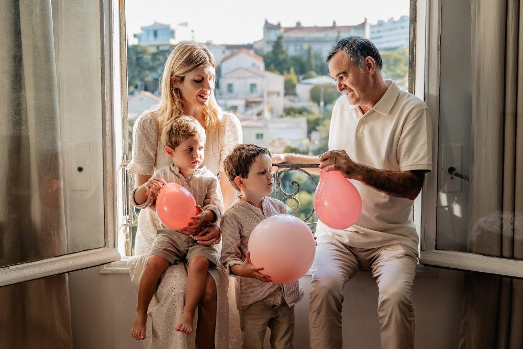 famille s'amuse avec des ballons lors d'une séance photo de famille naturelle à leur Maison à Marseille 13007