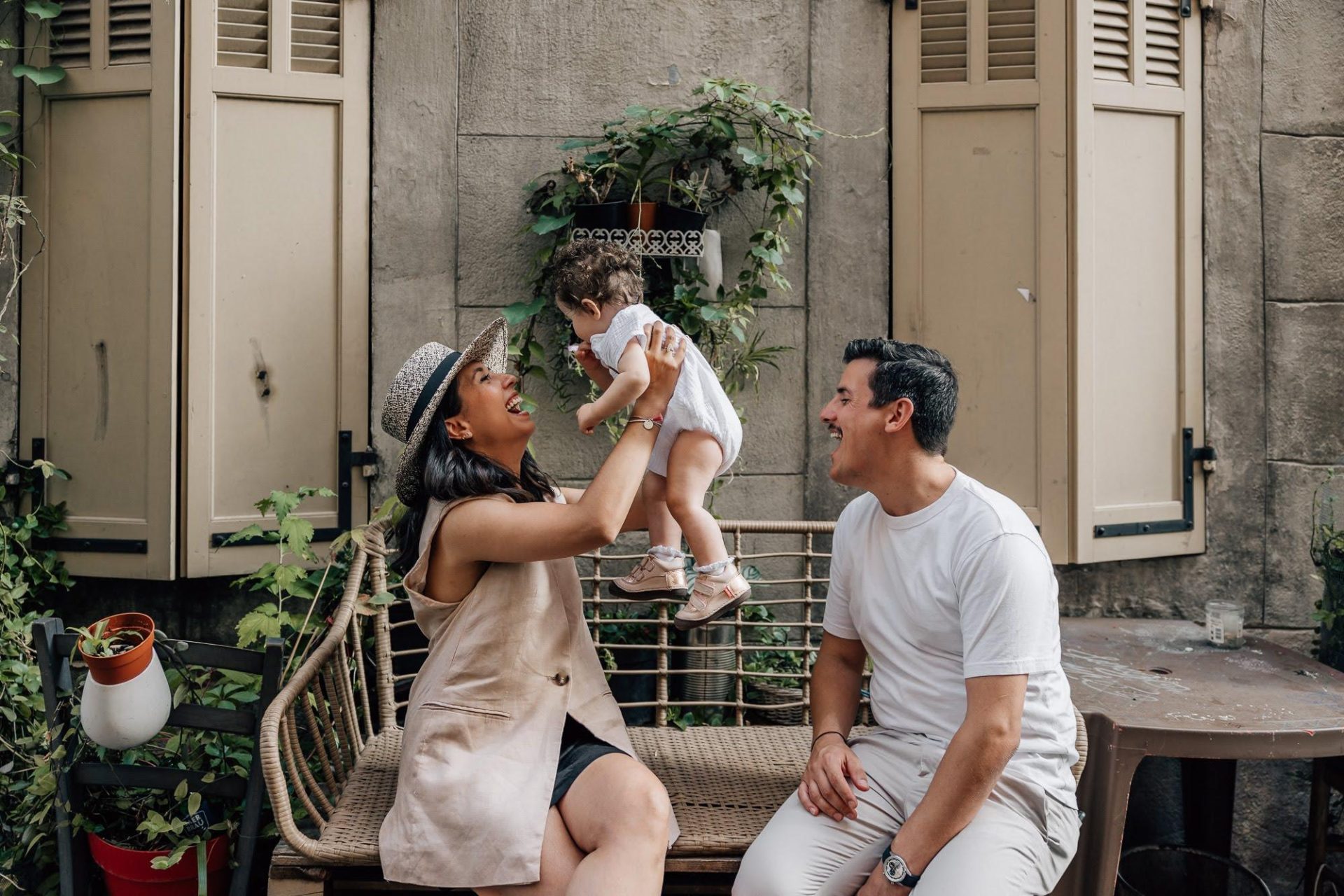 parents qui s'amusent avec leur fille lors d'une séance photo famille au Panier à Marseille
