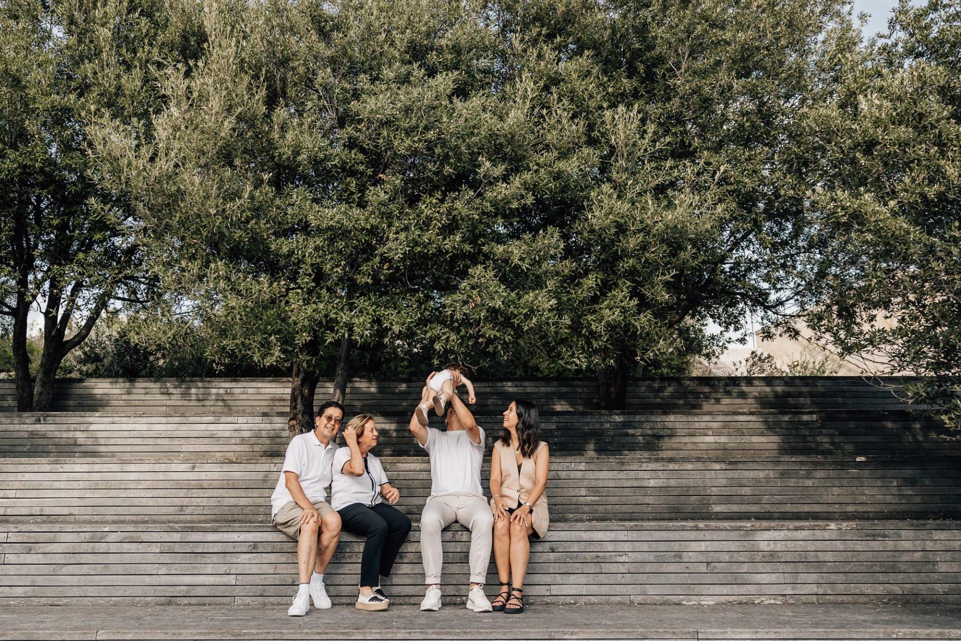 famille intergénérationnelle lors d'une séance photo de famille au Mucem à Marseille