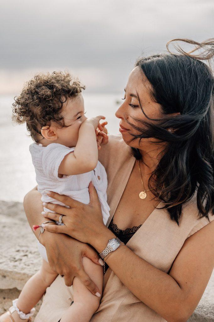 portrait d'une maman et sa petite fille lors d'une séance photo en extérieur à Marseille