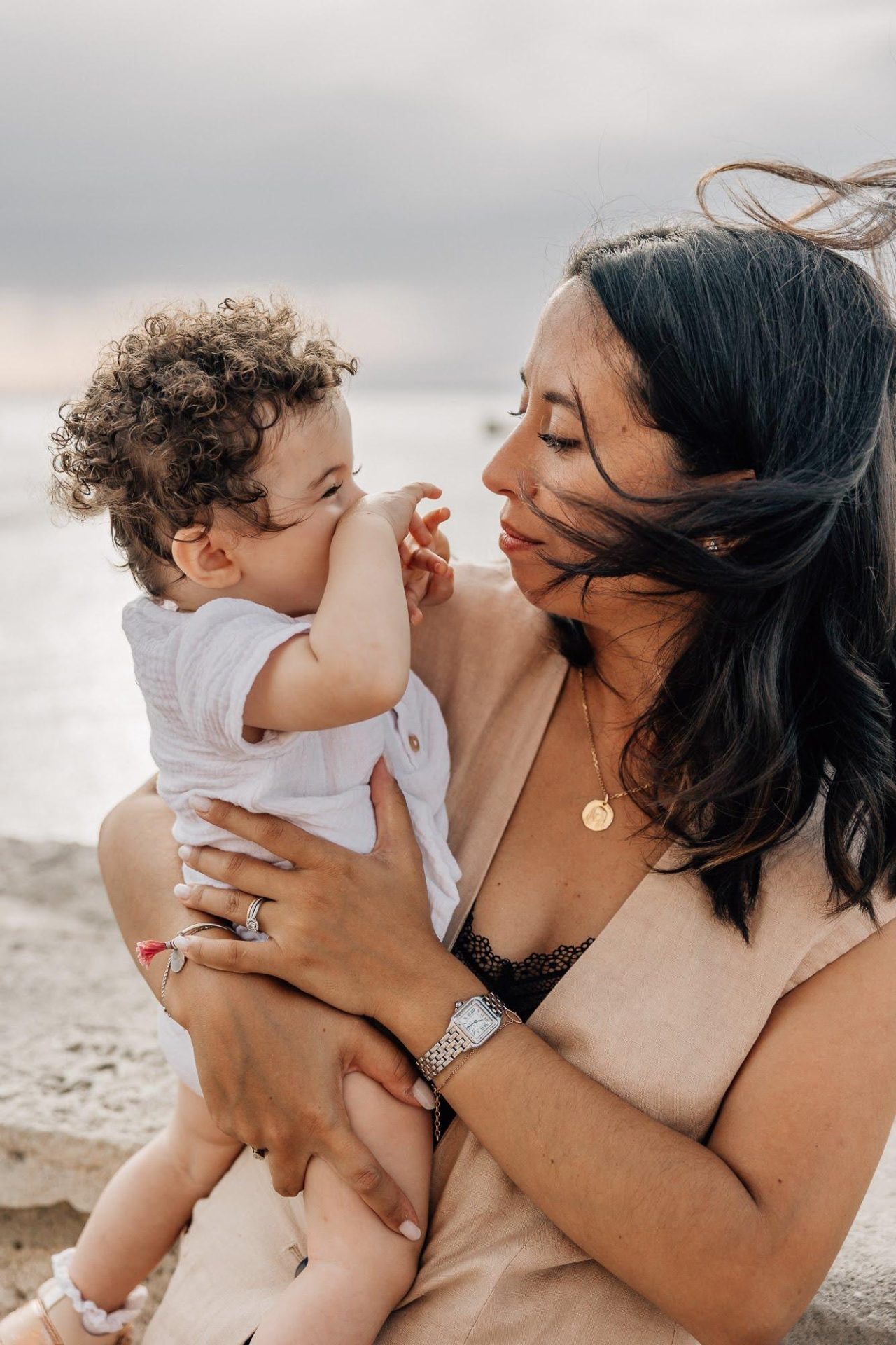 portrait d'une maman et sa petite fille lors d'une séance photo en extérieur à Marseille