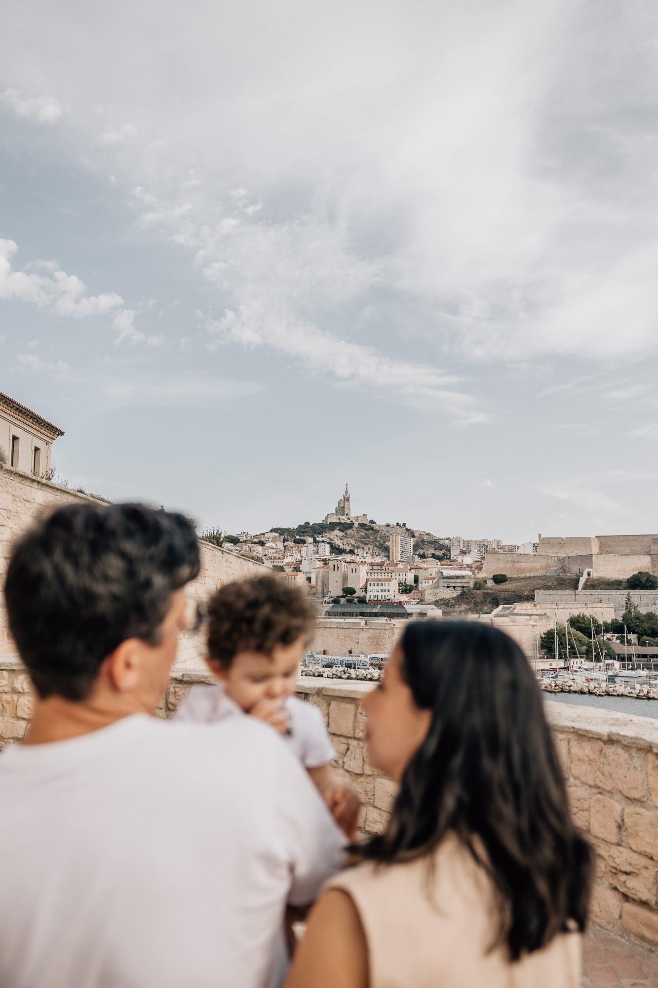 portrait de famille devant Notre-Dame-de-la-Garde, emblème de la ville de Marseille