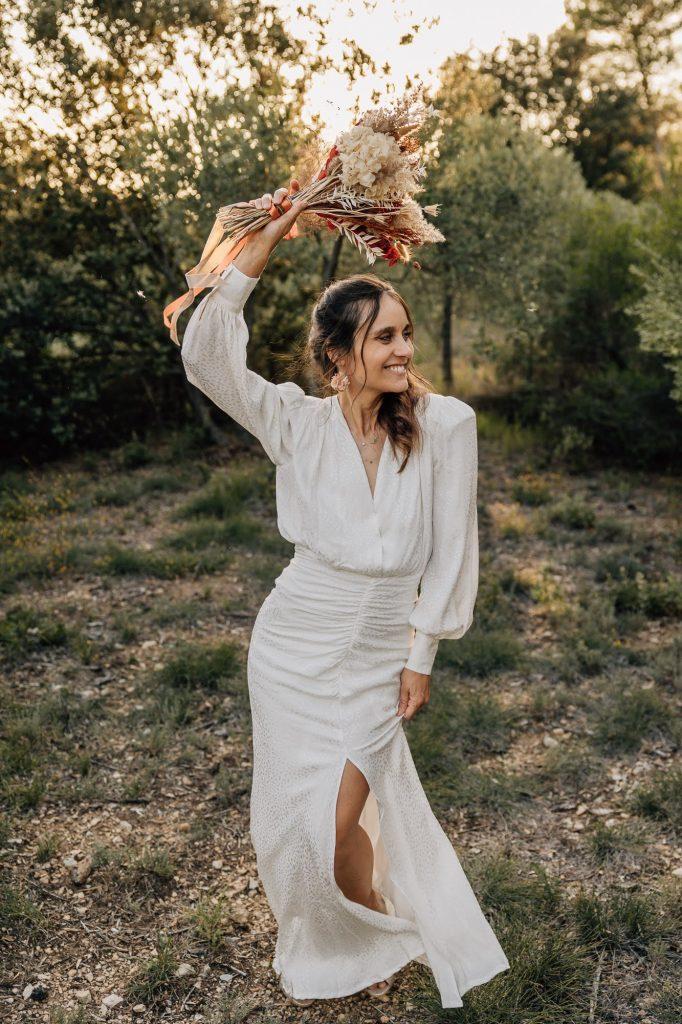mariée et son bouquet de fleurs après la cérémonie laïque près d'Aix-en-Provence