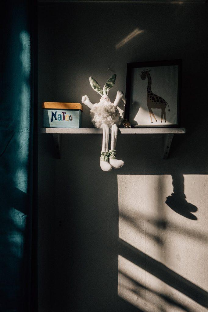 lapin en peluche dans la lumière au milieu d'une décoration de chambre d'enfant