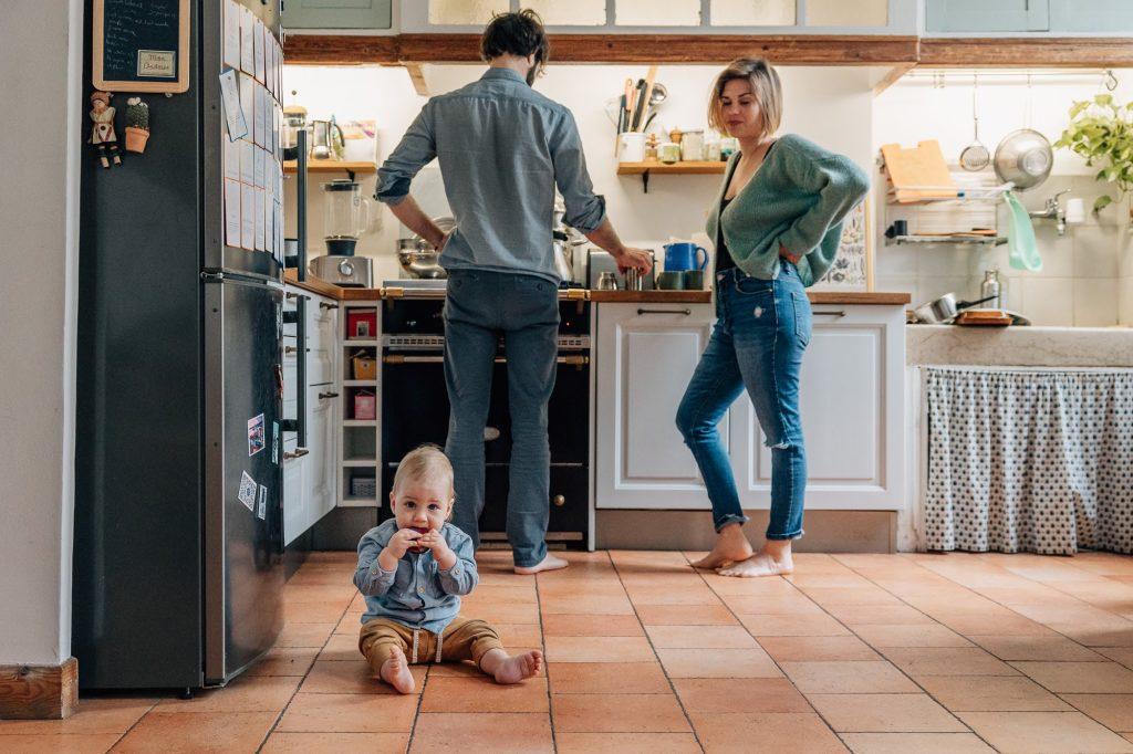 parents boivent un café dans leur cuisine lors d'une séance lifestyle en famille à domicile à Marseille 13005