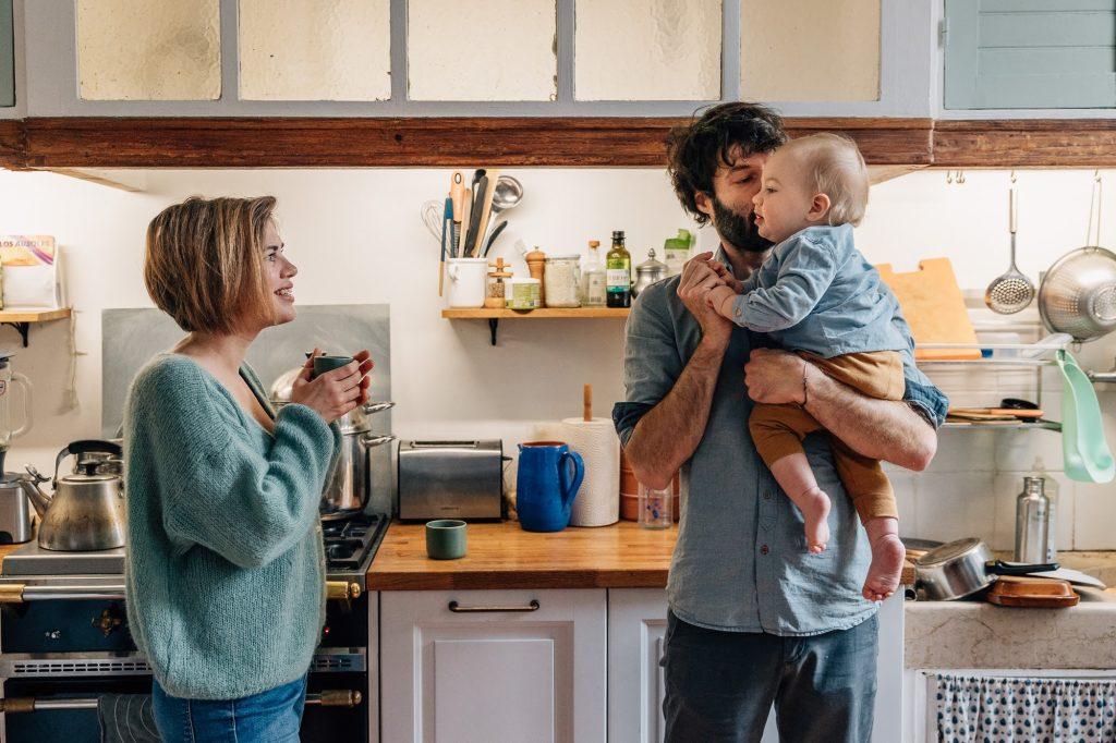 parents boivent un café dans leur cuisine lors d'une séance lifestyle en famille à domicile à Marseille 13005