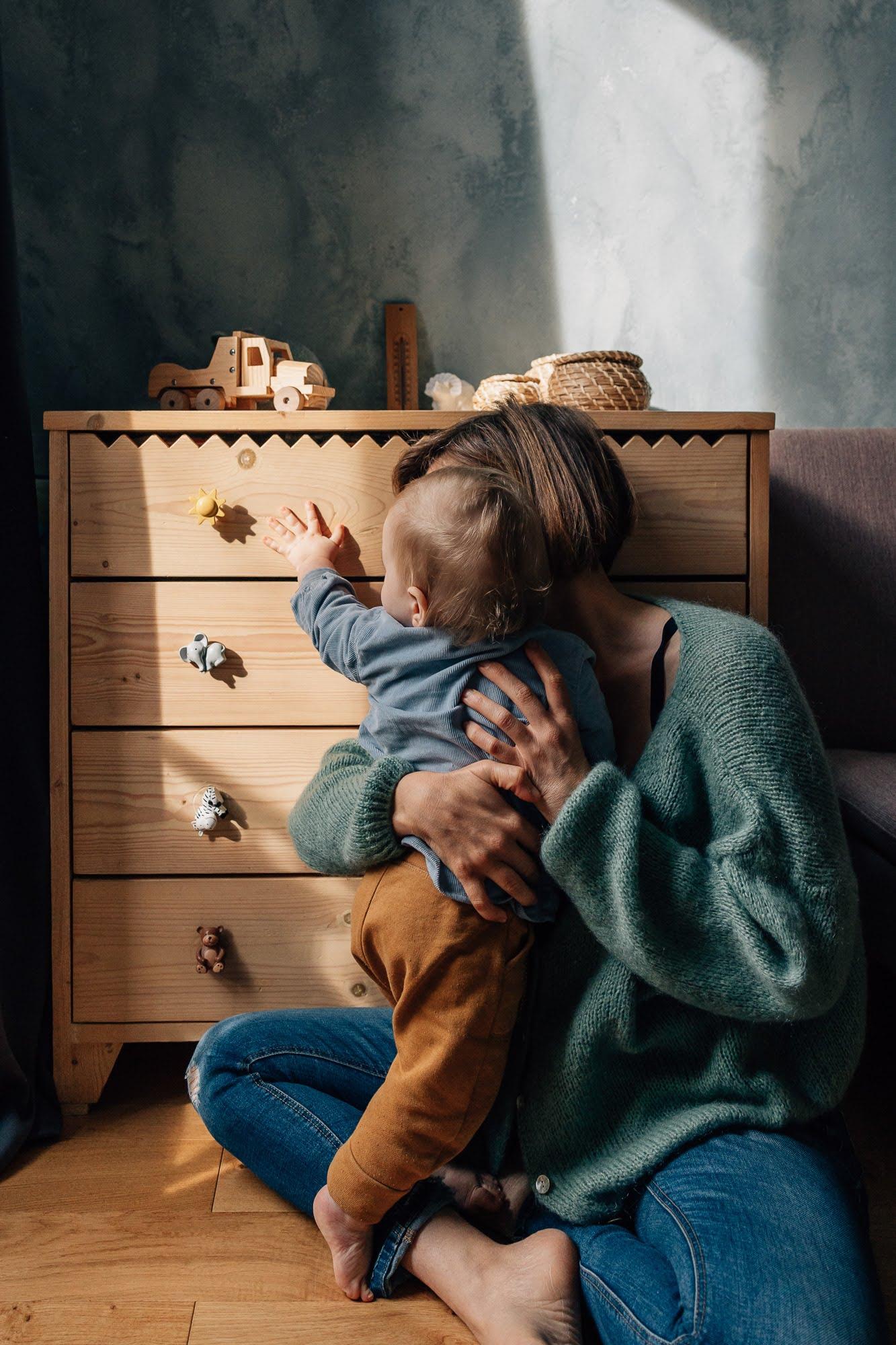 maman et bébé joue dans la lumière lors d'un shooting photo à domicile dans le 5ème arrondissement de Marseille