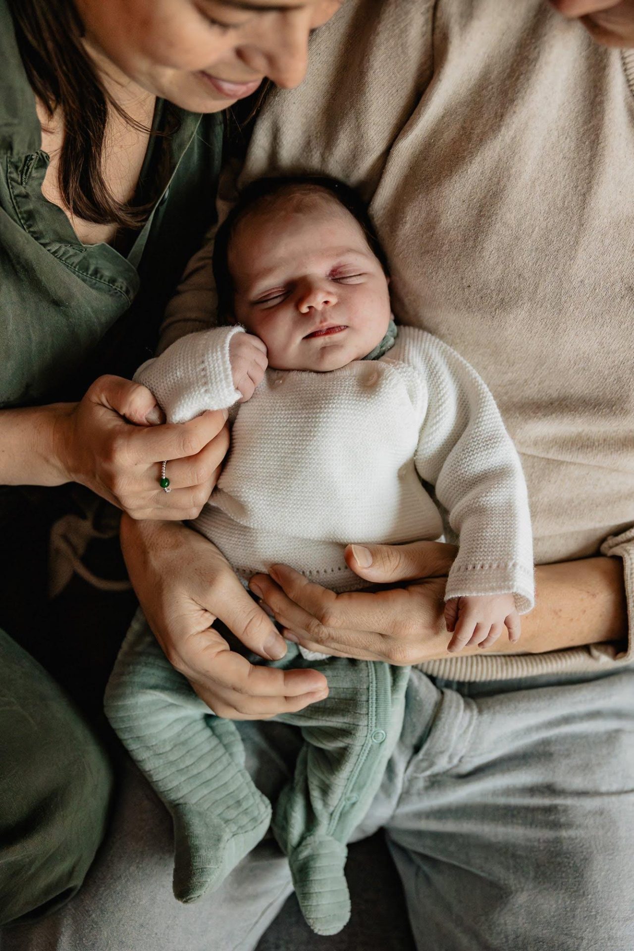 portrait de nouveau-né dans les bras de ses parents lors d'une séance photo à domicile à Marseille