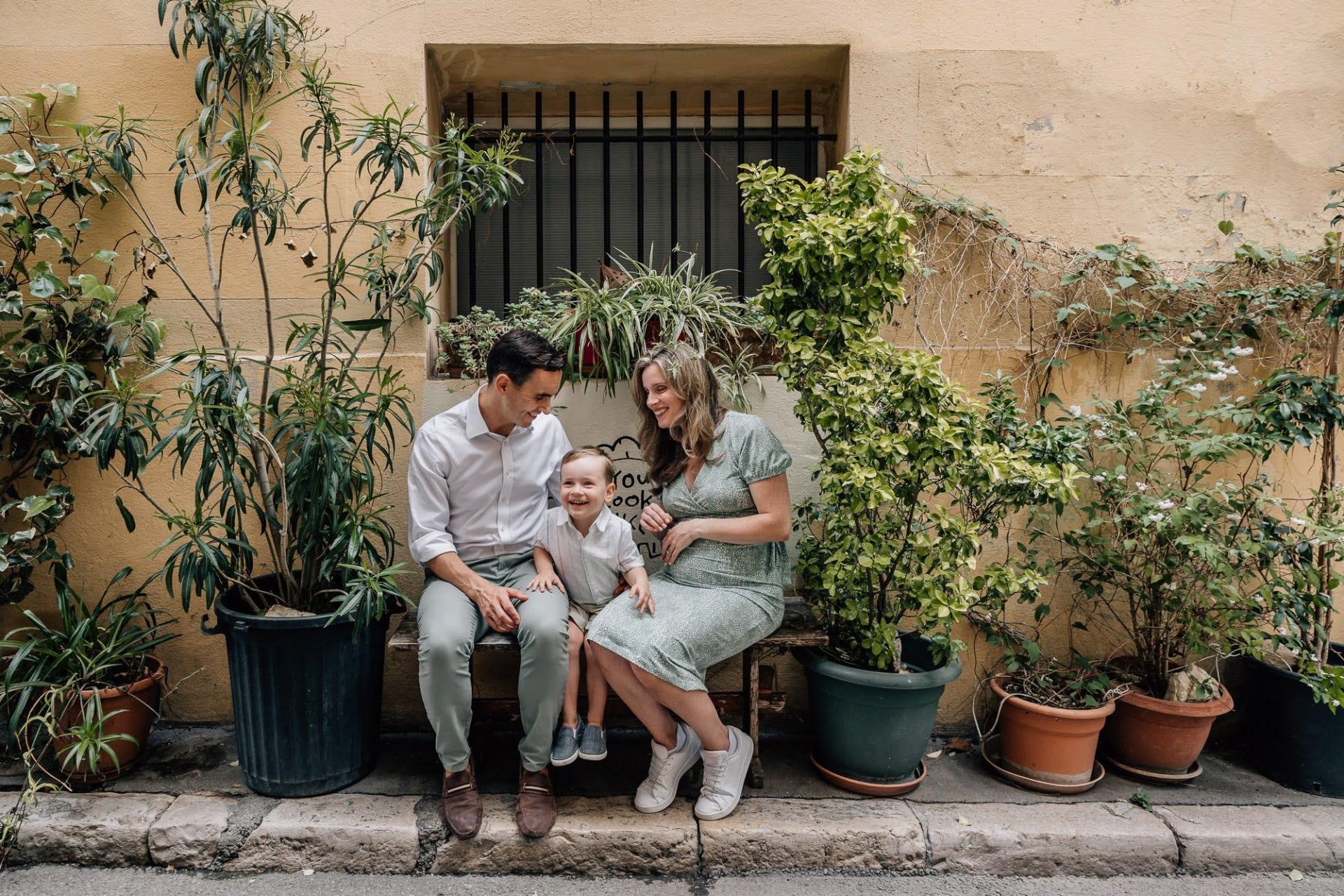 parents qui s'amusent avec leur petit garçon lors d'une séance photo famille au Panier à Marseille