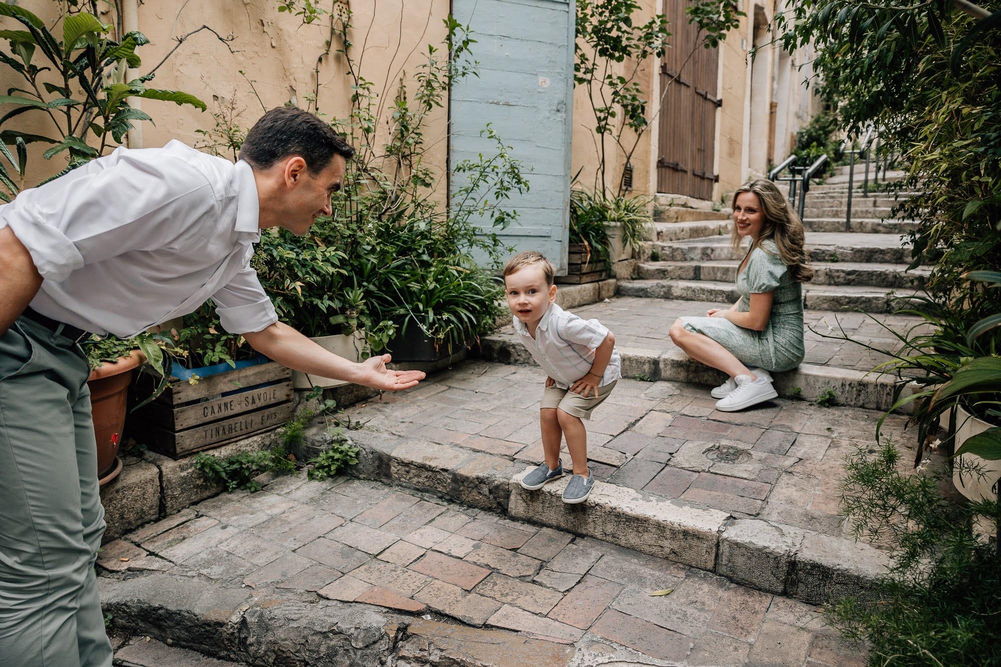 parents qui s'amusent avec leur petit garçon lors d'une séance photo famille dans une ruelle du Panier à Marseille