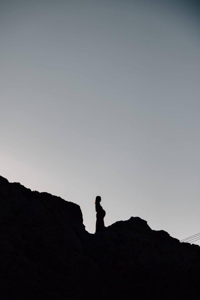 silhouette d'une femme enceinte dans les calanques lors d'un shooting photo de grossesse aux Goudes à Marseille