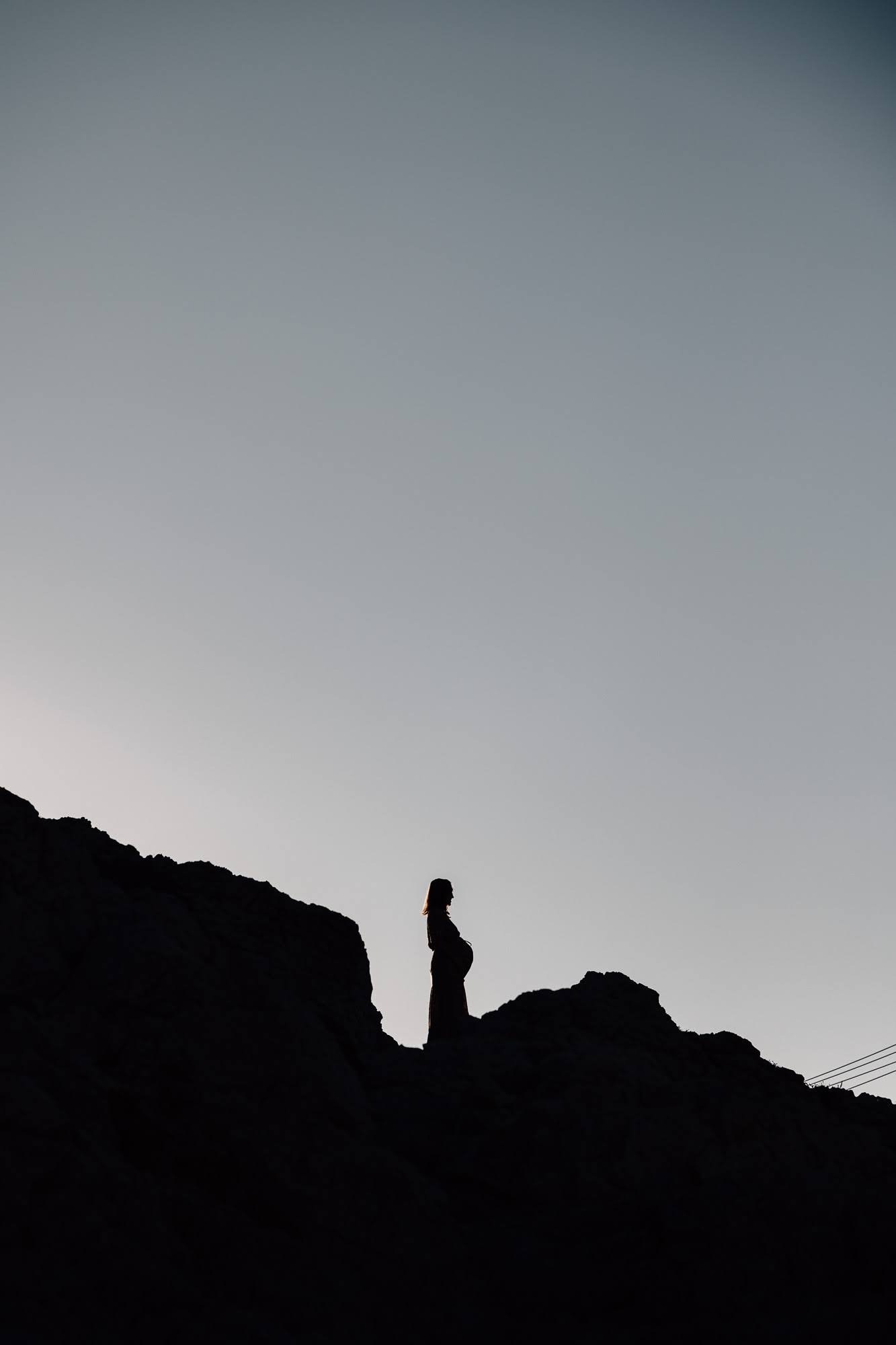 silhouette d'une femme enceinte dans les calanques lors d'un shooting photo de grossesse aux Goudes à Marseille