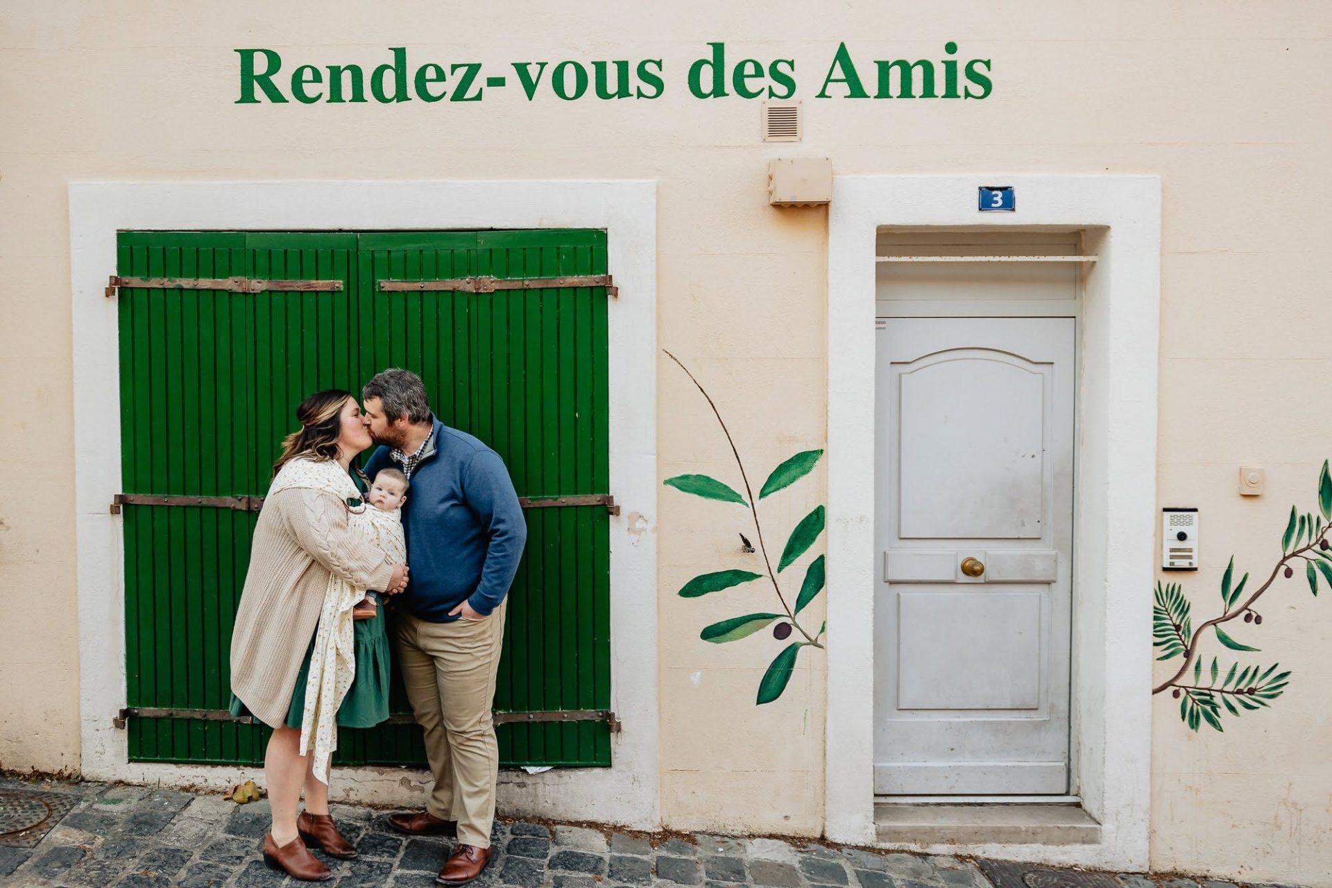 famille en vacances visite le Panier et réalise un shooting photo professionnel avec une photographe à Marseille