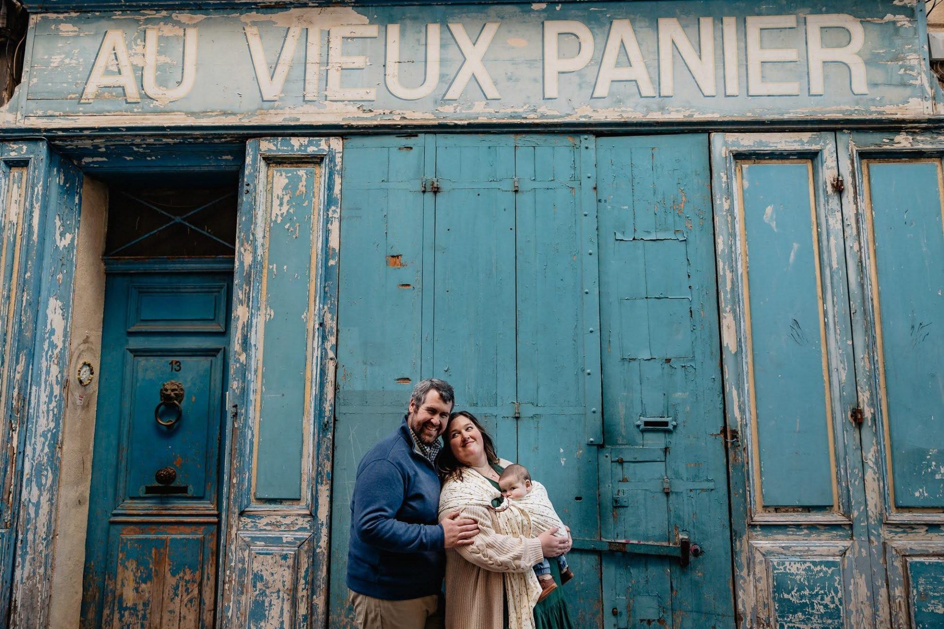 famille en vacances visite le Panier et réalise un shooting photo professionnel avec une photographe à Marseille