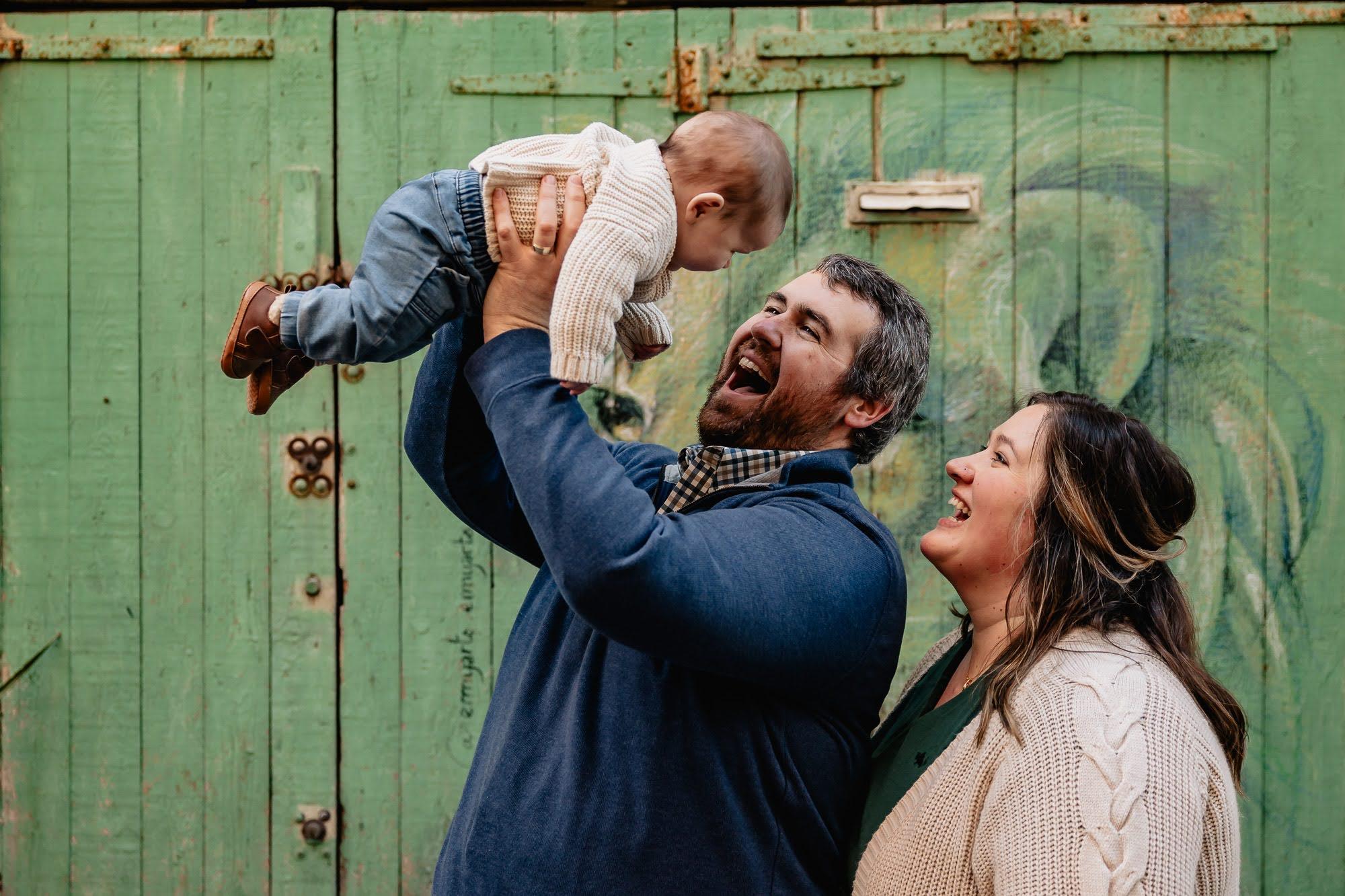 famille en vacances visite le Panier et réalise un shooting photo professionnel avec une photographe à Marseille