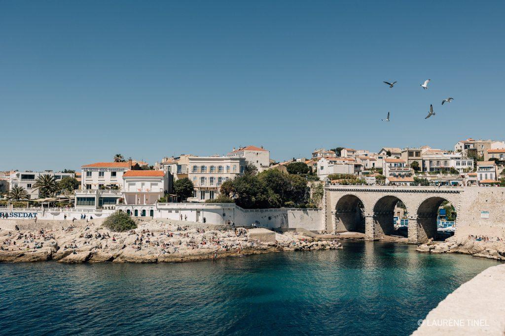 vue sur l'anse de la Fausse Monnaie à partir de la Corniche à Marseille lors d'une journée ensoleillée de printemps
