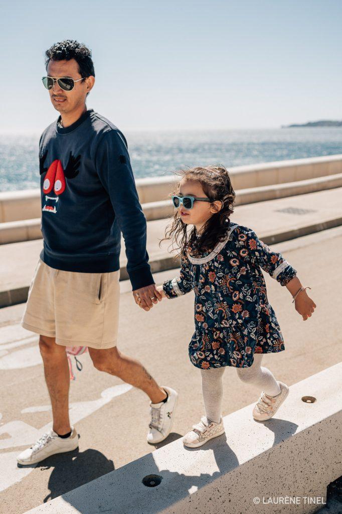 séance photo parent enfant sur la Corniche à Marseille