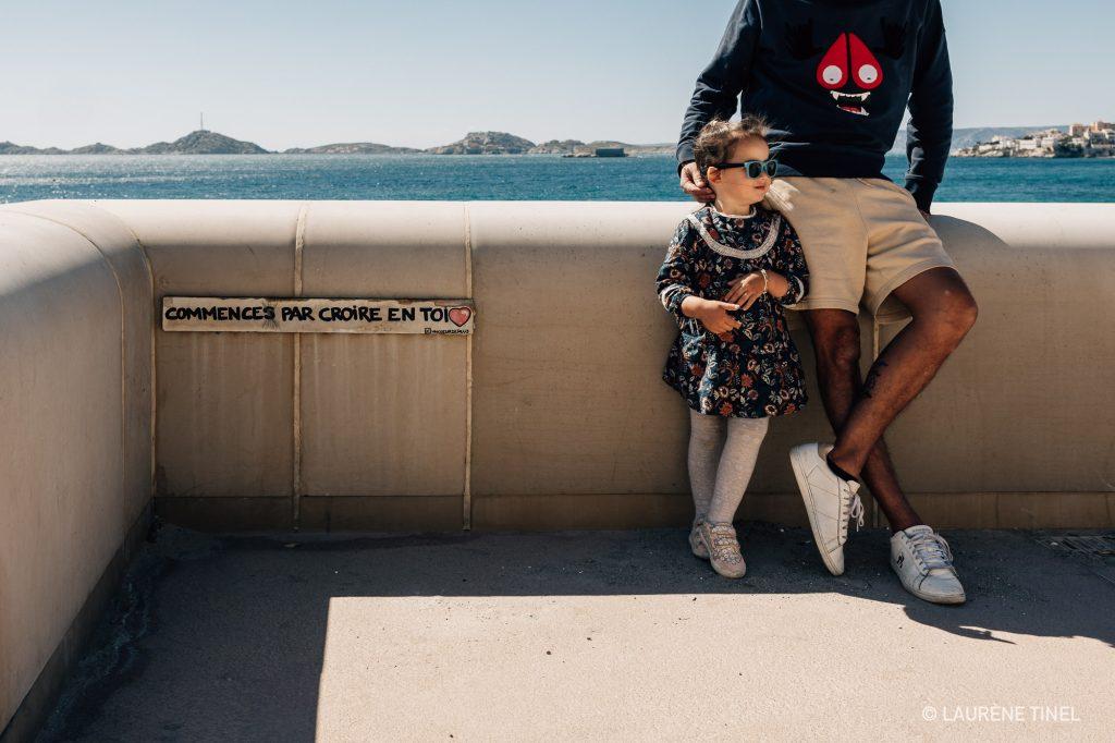 séance photo parent enfant sur la Corniche à Marseille