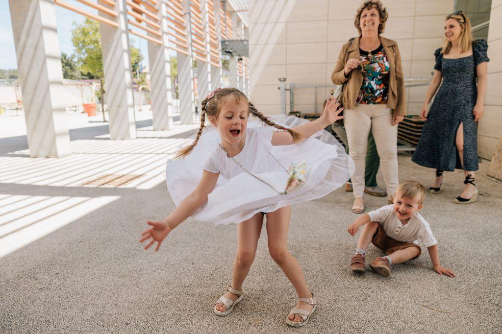 Petite fille qui fait tourner sa robe lors d’un mariage civile à Velaux