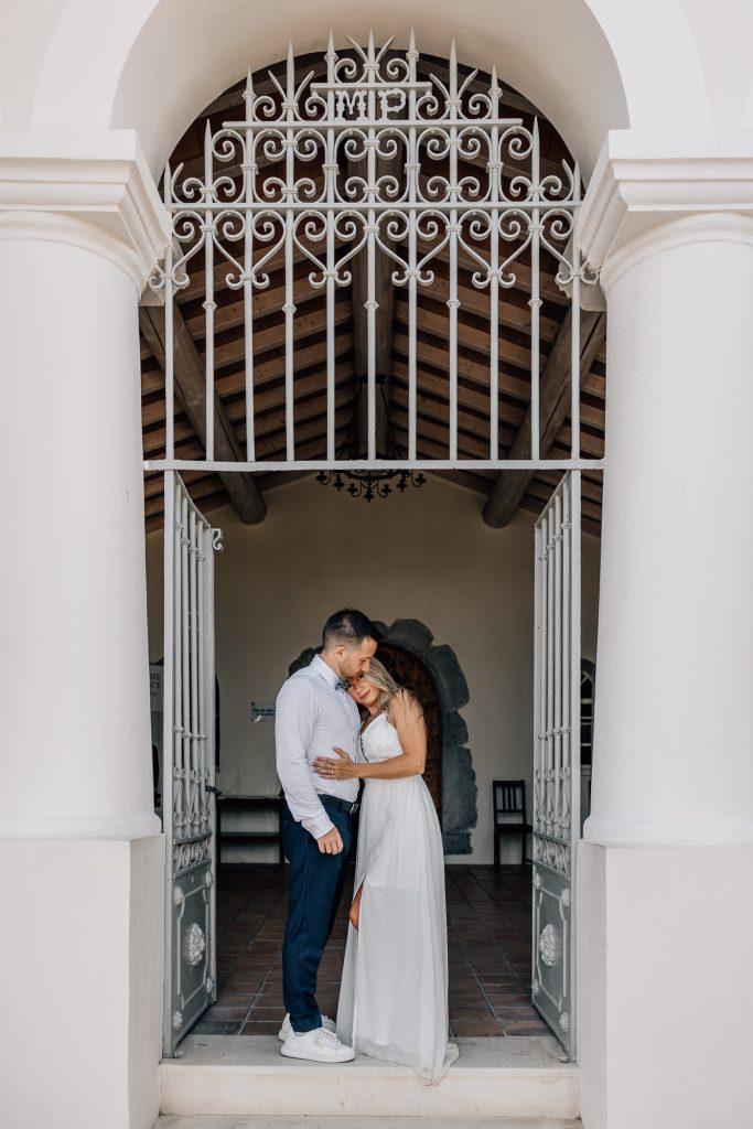 portrait des mariés devant une chapelle en extérieur lors du mariage à saint-cyr-sur-mer