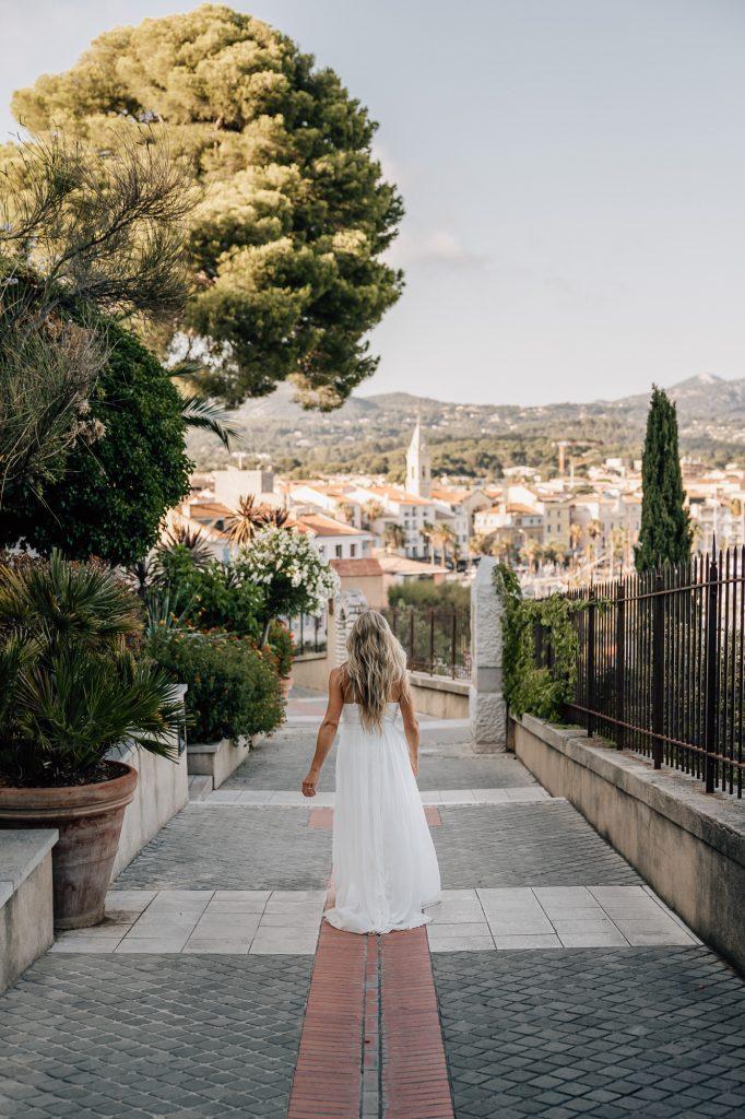 portrait de mariée en extérieur lors du mariage à saint-cyr-sur-mer