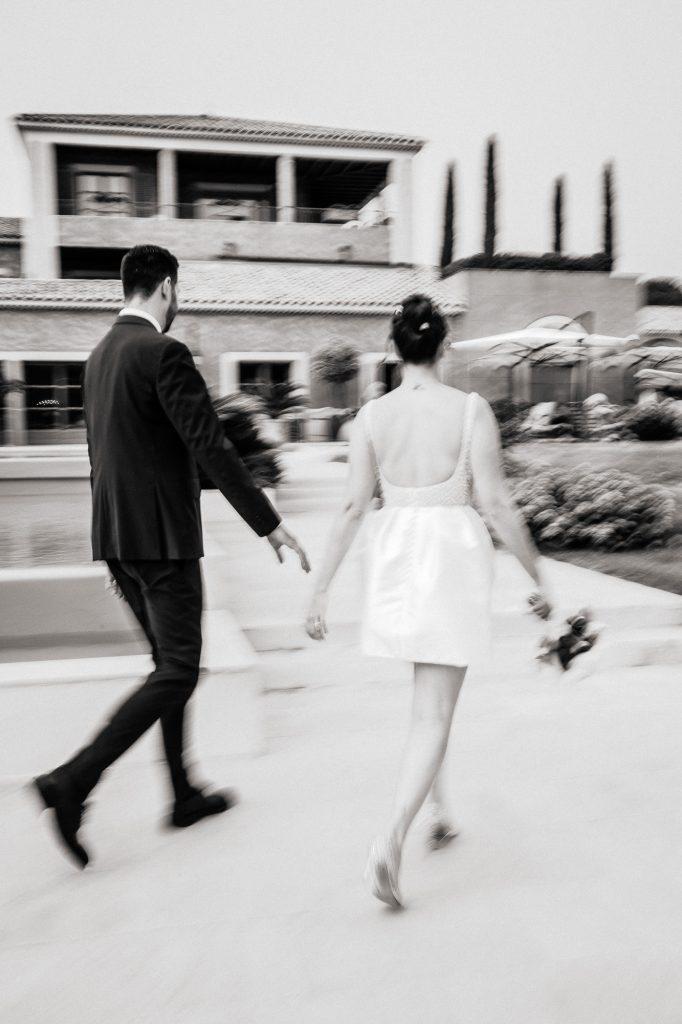 portrait de couple de mariés lors du cocktail de mariage à l'hôtel du Castellet
