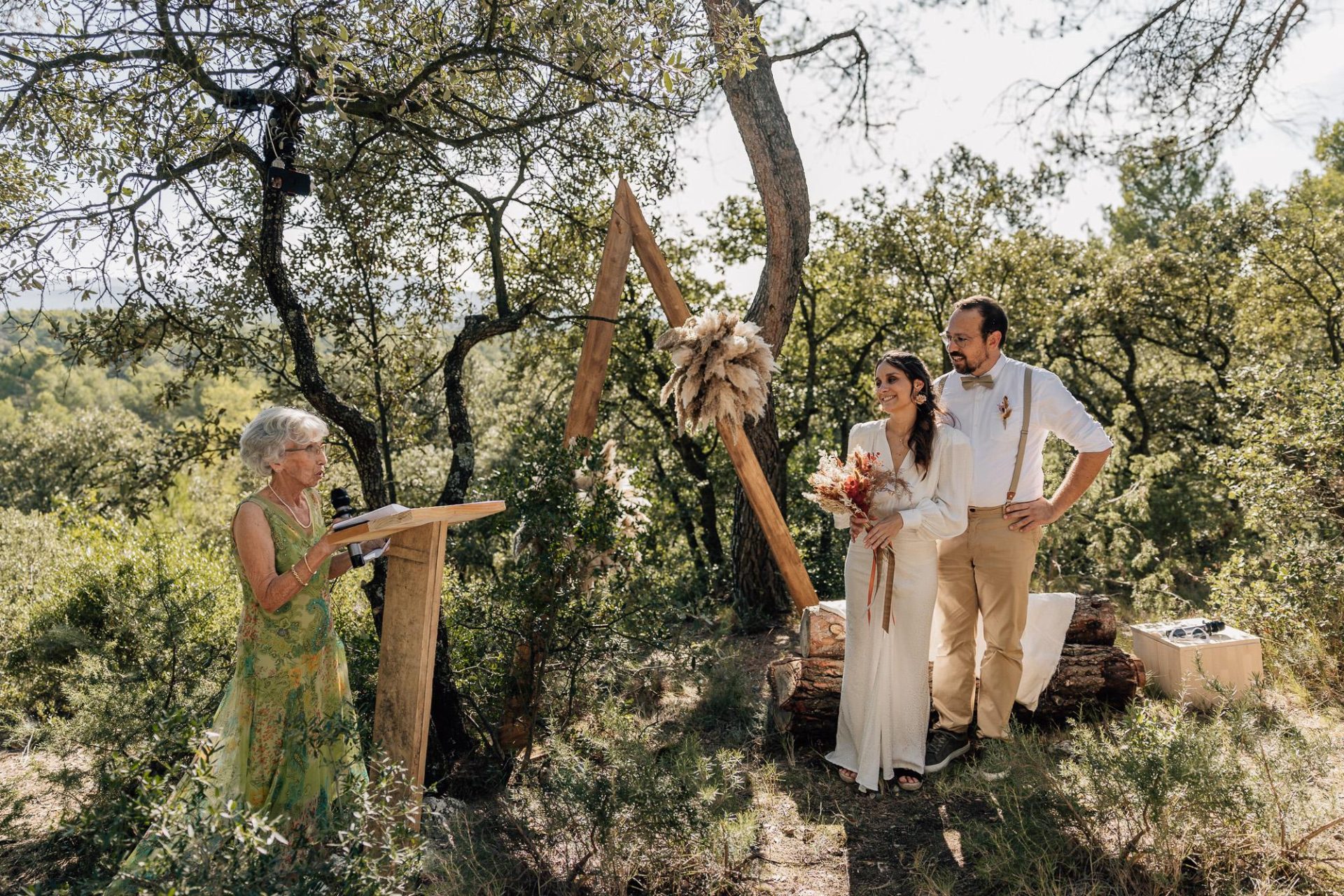 Cérémonie laïque en Provence – mariage en extérieur dans la nature