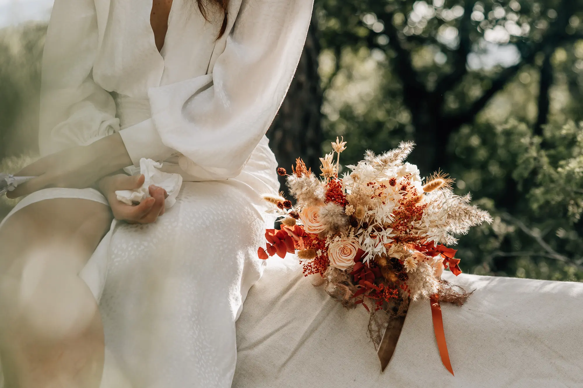 Bouquet de mariée aux tons terracotta – mariage avec cérémonie laïque en Provence