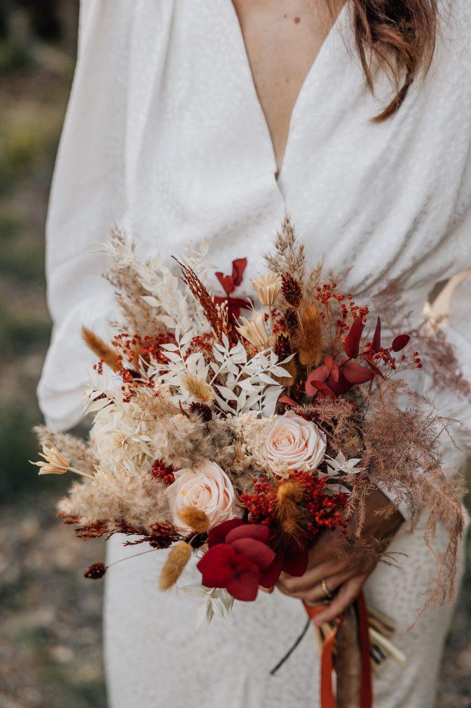 bouquet de mariage durant la cérémonie laïque dans la forêt près d'Aix-en-Provence