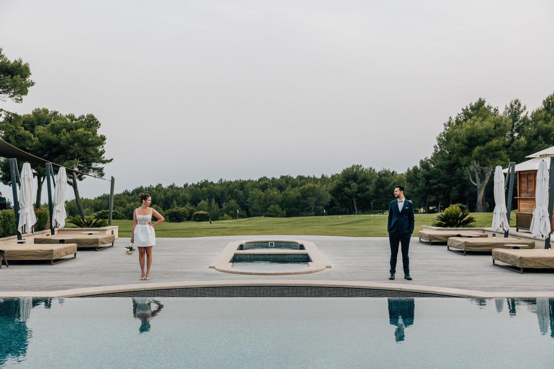 Séance photo couple pendant la réception de mariage à l'Hôtel du Castellet