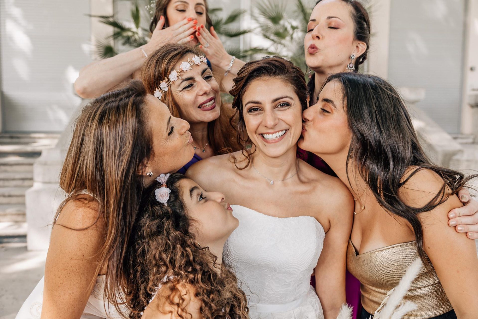 Portrait de mariée entourée de ses proches – mariage civil à la mairie du 6 et 8e arrondissement de Marseille