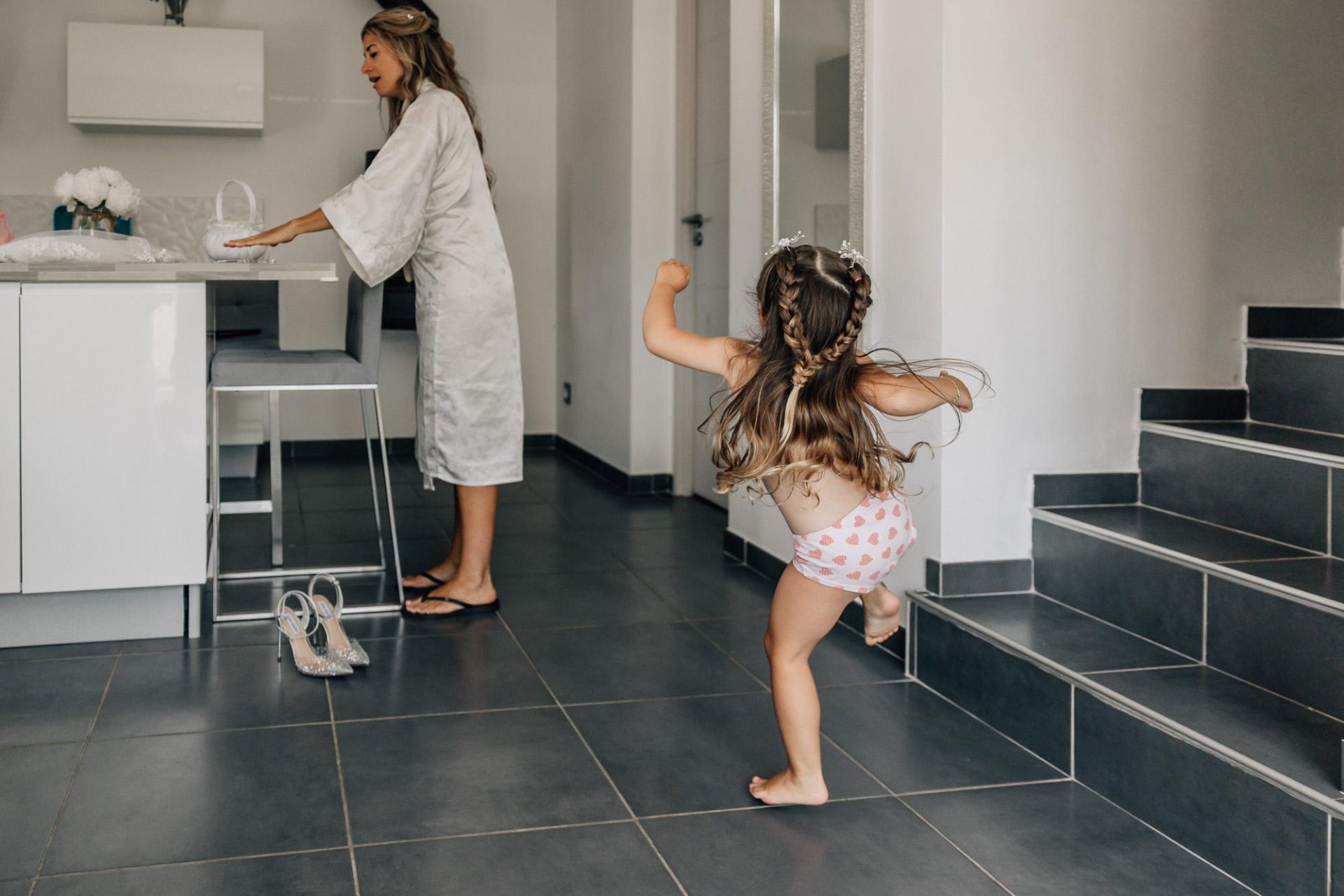 Enfant lors des préparatifs du mariage intimiste – reportage naturel en Provence