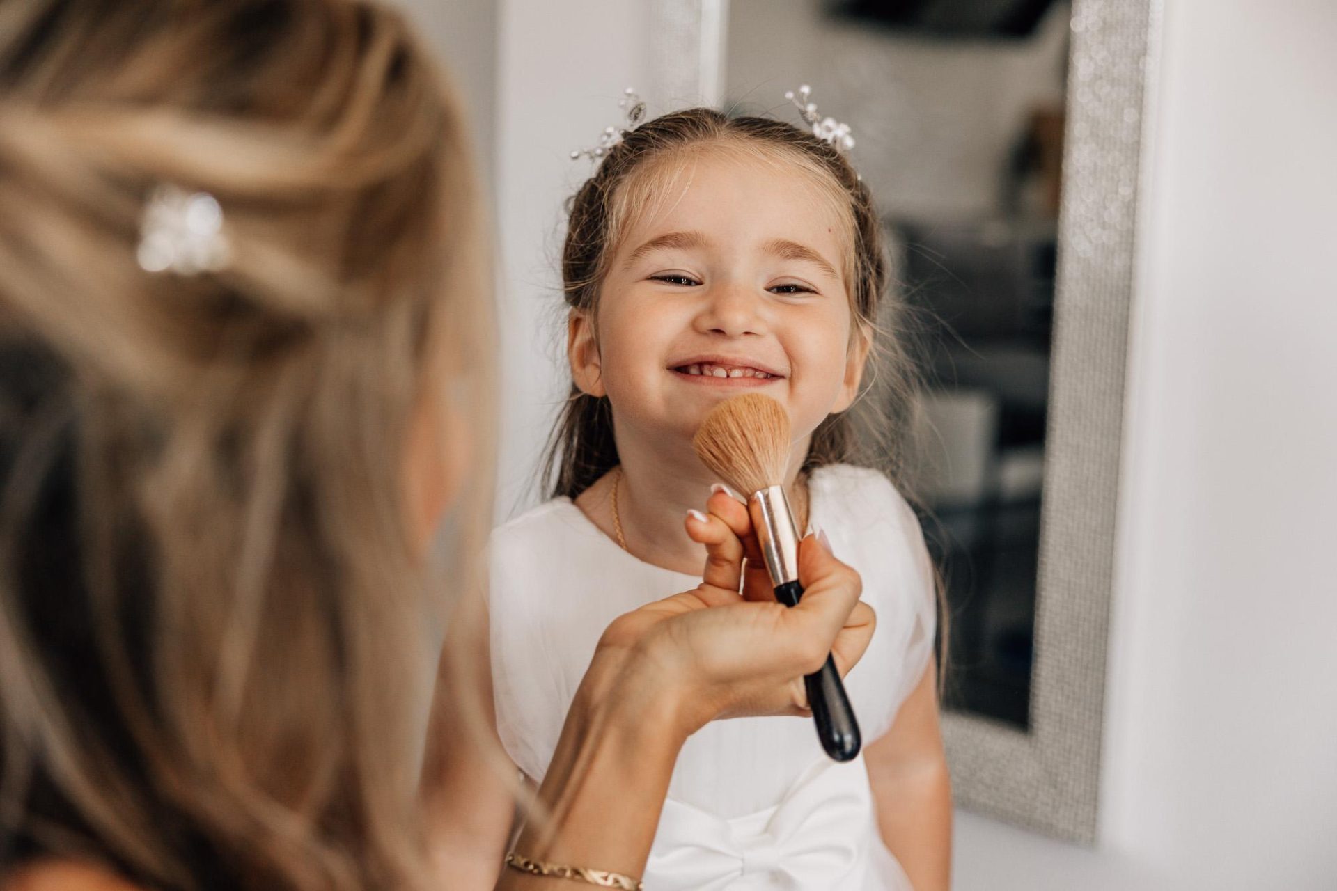 Enfant pendant les préparatifs du mariage initmiste – reportage naturel à Allauch