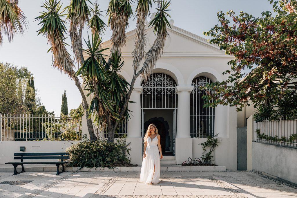 Mariée devant une chapelle dans le Var – mariage religieux