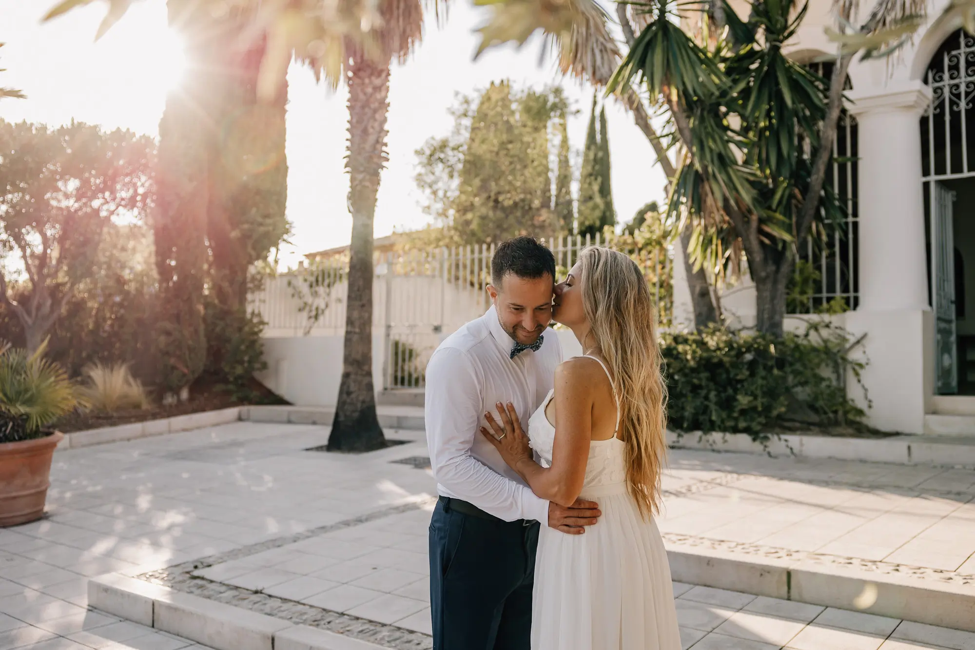 Mariage en bord de mer dans le Var – portrait des mariés au soleil