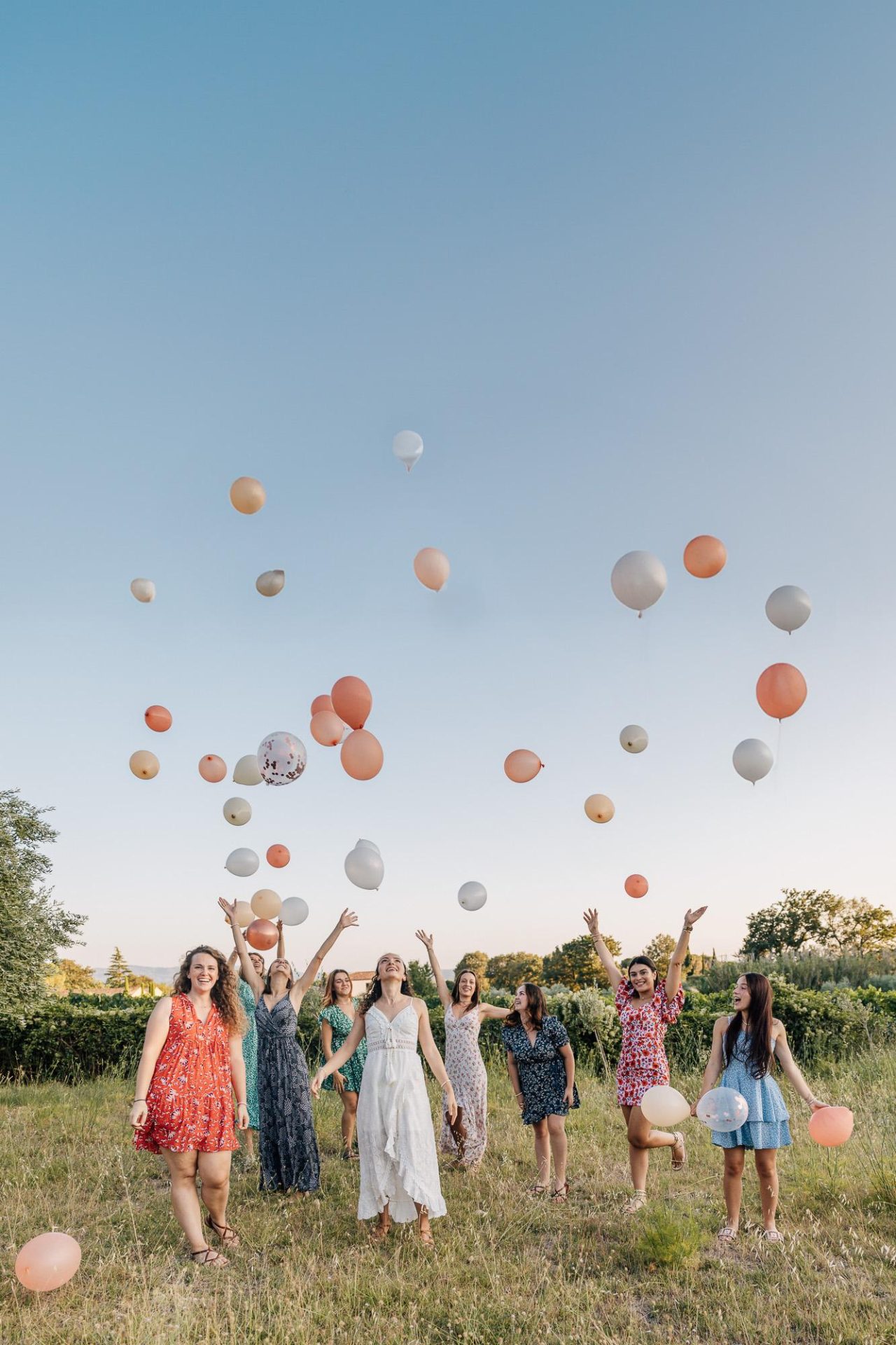 les filles lancent des ballons dans les airs lors d'une activité pendant un shooting photo d'EVJF à Aix-en-Provence