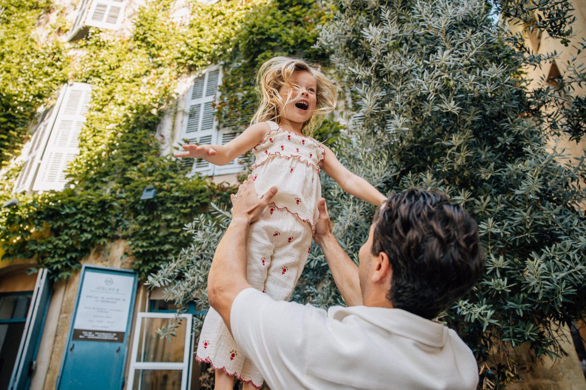 petite fille lancée dans les airs lors d'un reportage photo famille à Aix-en-Provence
