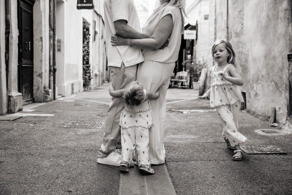 Une famille joue dans les ruelles tranquilles d'Aix-en-Provence lors d'un shooting photo en famille