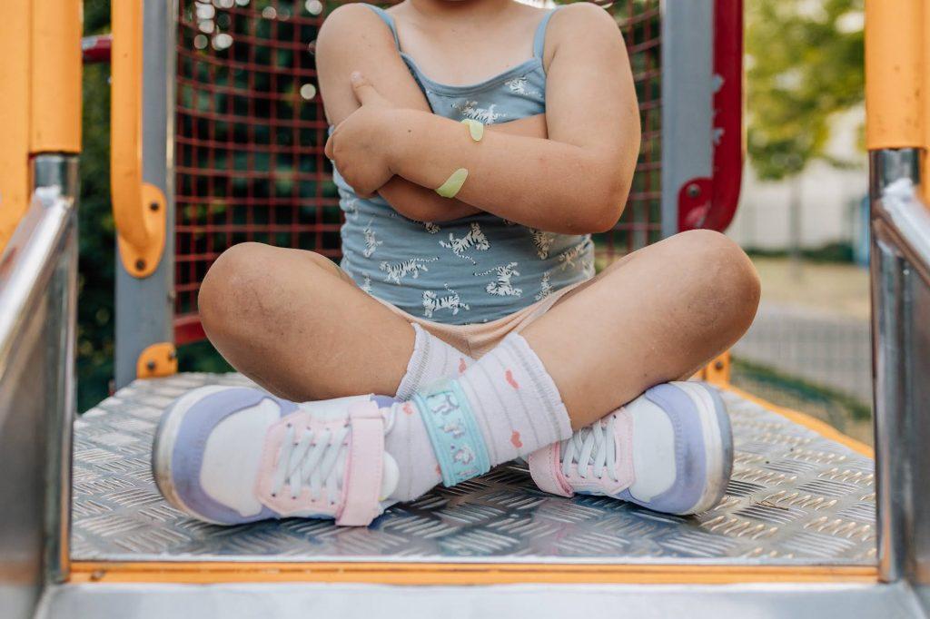 détail d'un enfant qui boude dans un parc à Marseille 13008 lors d’une séance photo famille