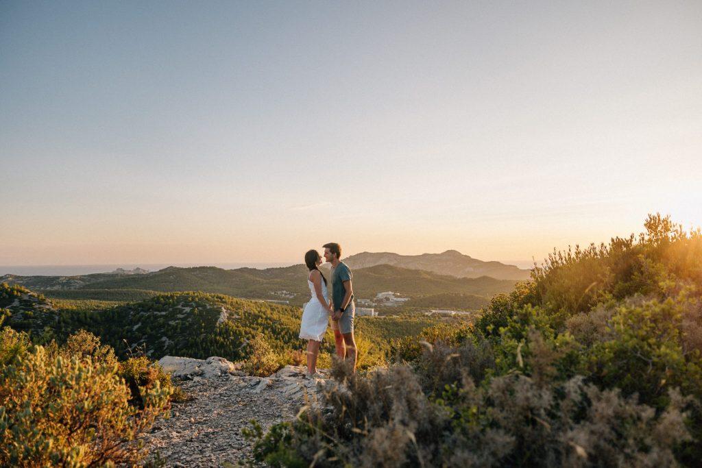 séance photo couple au coucher du soleil sur les hauteurs de Luminy à Marseille