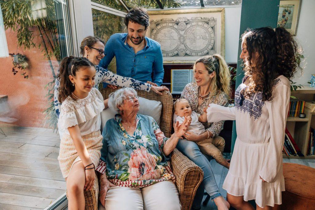 Famille réunie à domicile à Marseille 13006 lors d’une séance photo famille