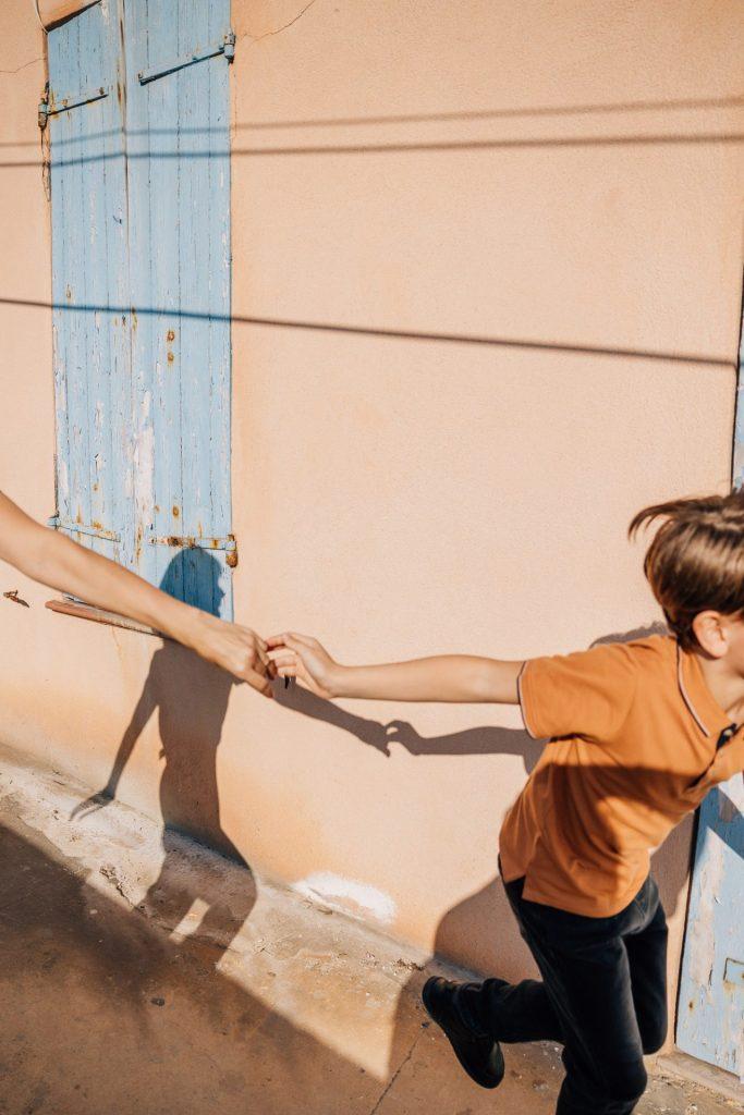 photo graphique et coloré d'un enfant qui court avec sa maman lors d'une séance photo dans les rues de Marseille