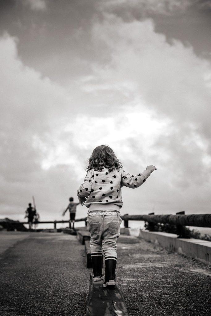 scène de vie en noir et blanc lors d'une séance photo famille aux Goudes à Marseille
